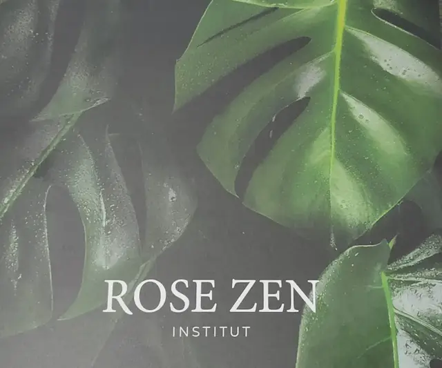 Le logo Rose Zen Institut sur des feuilles de monstera