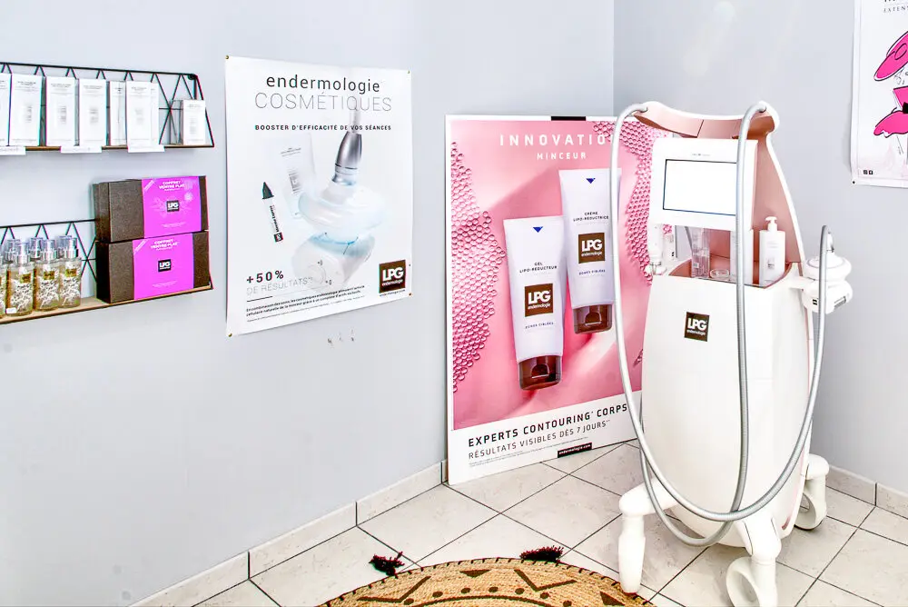 L'appareil LPG blanc et rose, devant les affiches Endermologie
