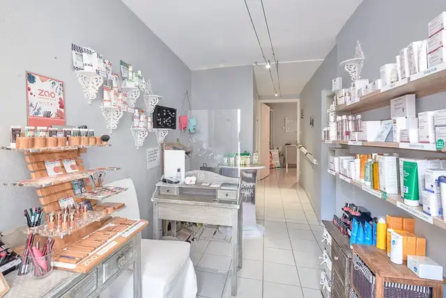 Les étagères de l'institut : maquillage ZAO sur présentoir en bambou et produits de soin